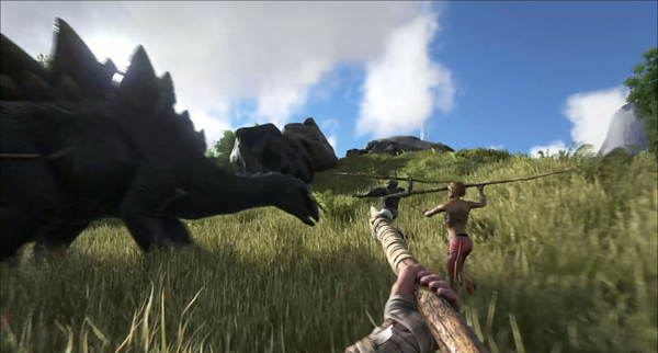 興奮したステゴサウルスに数本の槍を投げつけるプレイヤーが登場するARKのアーリーアクセストレーラーの画像。
